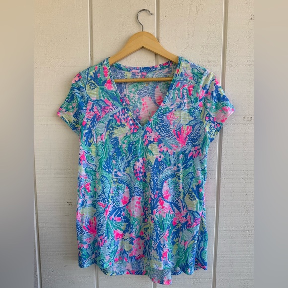 Lilly Pulitzer Tops - Lilly Pulitzer Vibrant 100% Cotton Etta V-Neck Short Sleeve Mermaid Cove Top